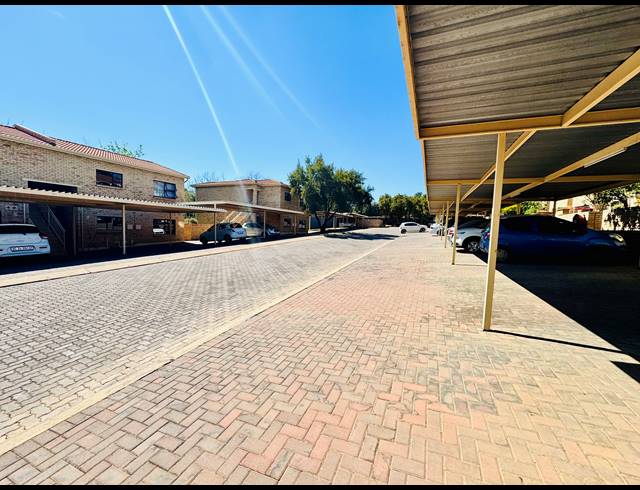 2 BEDROOM FLAT FOR SALE IN MAROELADAL